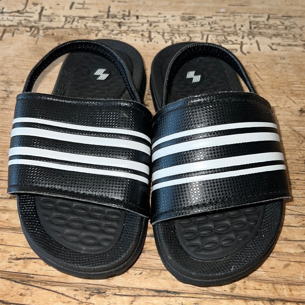 5/$5 The Children’s Place black plastic slides sandals | 9/10